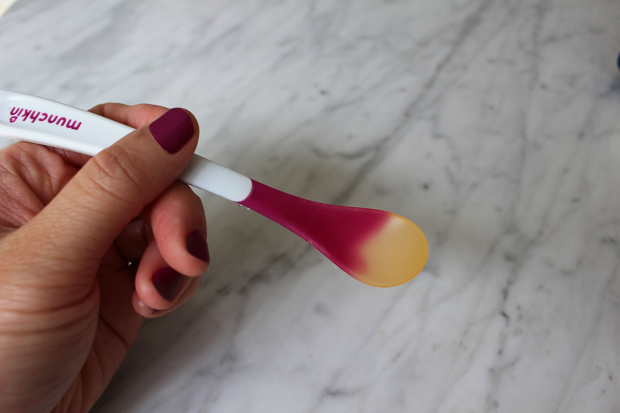 Munchkin White Hot Safety Spoons ✨ Este sensor de calor es una cuchara de  seguridad White Hot patentada que se vuelve blanca si la comida…